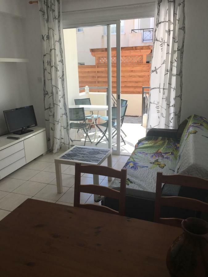 By The Sea Apartment Paphos Ngoại thất bức ảnh